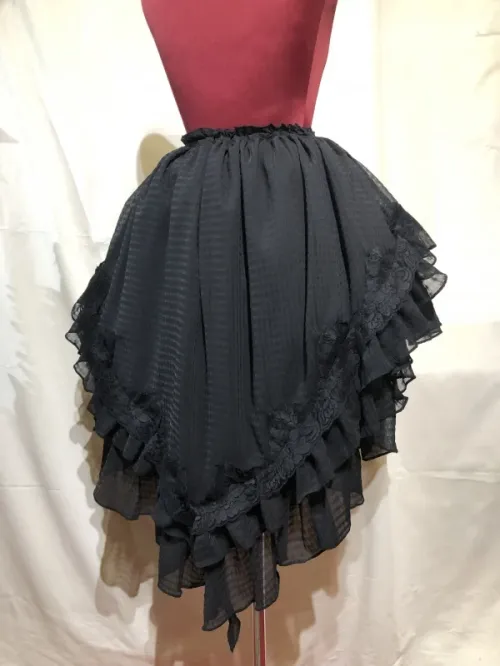 【MARBLE】マーブル　前短・後長V字フリル重ねレース付きスカート：黒シワ加工チェック×黒レース