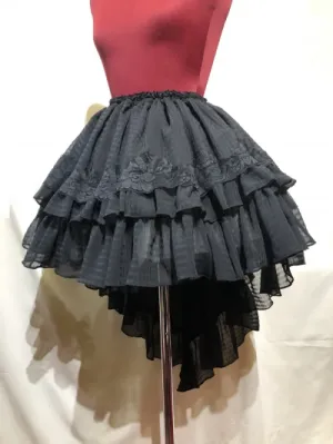 【MARBLE】マーブル　前短・後長V字フリル重ねレース付きスカート：黒シワ加工チェック×黒レース