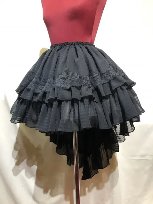 【MARBLE】マーブル　前短・後長V字フリル重ねレース付きスカート：黒シワ加工チェック×黒レース